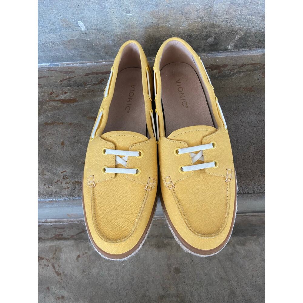 Vionic Bay espadrille boat shoes in yellow nubuck leather with white laces - Picture 4 of 10